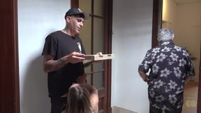 el corneta de mi marido no puede ver como le soy infiel con el pizzero