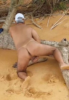Ladysilva crossdress pelada batendo punheta na praia exibindo sua bunda gostosa de marquinha de sol