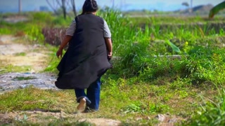 Chubby Muslim Egypt Farm Girl Collect Vegetable &amp; she got Horny after saw a guy مؤخرة كبيرة وصدر ضخم