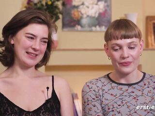 Ersties - Intense Belt-on-Action im Doggy style mit Emma K und Amanita