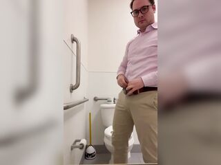 Masturbating at work, I wank my rod in the bath