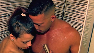 Pornovatas victor bloom destrozando a la vecinita jessika daymon