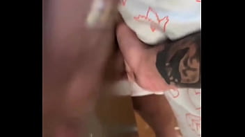 Cafu&ccedil_u dotado vai fazer um servi&ccedil_o para um twink branquinho e acaba sendo mamado e ganhado um cuzinho em troca de servi&ccedil_o / Gifted Cafu&ccedil_u will do a service for a white twink and ends up being sucked