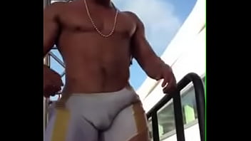 Gogo Boy dotado fica excitado na Parada Gay