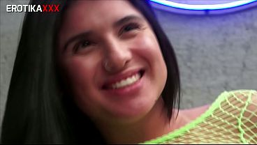Gatinha ga&uacute_cha Yasmin Muller sorrindo e fazendo anal - Trecho do filme Gang Bang EROTIKAXXX - Completo no RED