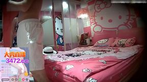 酒店偷拍气质绝佳又漂亮的美女和男友,闺蜜一起外地旅游,看着情形干完女友还有点想把她闺蜜一起也操了!