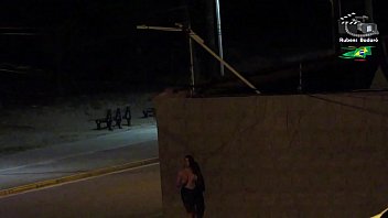 Casal &eacute_ flagrado pela c&acirc_mera de seguran&ccedil_a da praia. ( V&iacute_deo completo no xvideos red )