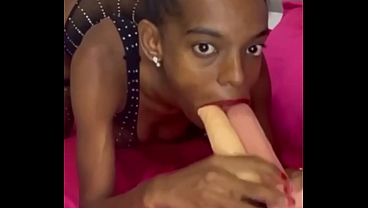 ESTABA MUY ABURRIDA VIENDO PORNO Y ME MONGO MUY CACHONDA