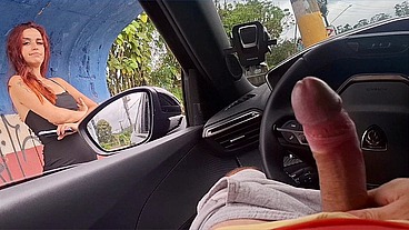 Punheta arriscada na rua para estudante que estava no ponto de ônibus.
