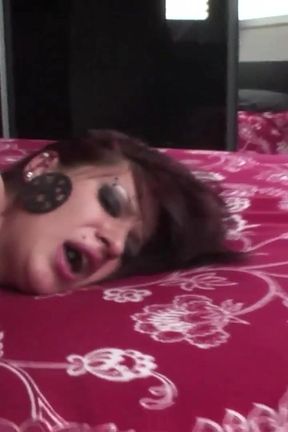 Slutty Mouth Works the Shaft