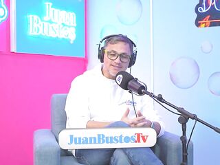 Ingreso a la industria porno a sus twenty años!! Latin chick de tetas pequeñas se masturba en un podcast y se moja por montones frente a las cámaras