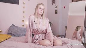 ”Ersties - Zarte Jolien probiert hot Dessous vor dem Spiegel und wird ganz feucht”