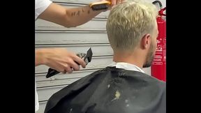 Barbeiro comeu seu cliente enquanto atendia