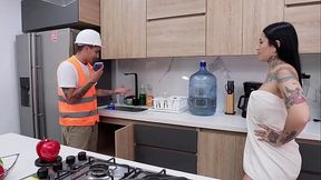The plumber comes to fix the pipe and I end up paying him with my wet pussy – LA ROLA AND DANICLARK