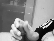 Bear en baño frotando capuyo y soltando leche