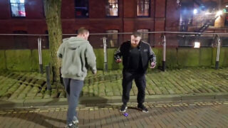 Những anh chàng có dương vật to thống trị trong màn threesome hoang dã với màn oral sex, thủ dâm và quan hệ tình dục qua hậu môn mãnh liệt.