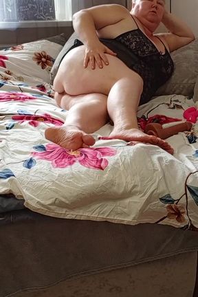 A Stepmom with a Big Round Ass, a Hairy Cunt and Huge Tits Staged a Sex Show