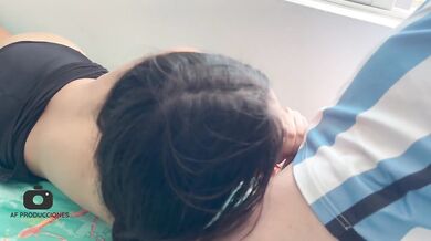 Me follo a mi hermanastra mientras mira por la ventana la hago correr a chorros