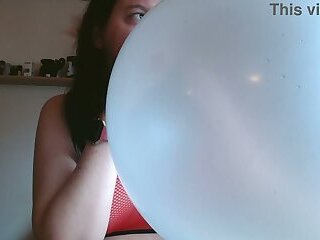 WHITE LOONER PLAY: Nicolettas Sensual & Acoustic Game with the Balloon