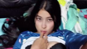 Hermanastra pillada viendo porno y ayudada a tener orgasmos - ruega por creampie