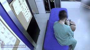 el masajista se folla a la amiga de su novia despues del masaje y se corre dentro de su cono