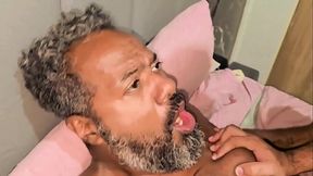 Coroa foi cobrar o aluguel &eacute_ levou uma boa surra de rola e gostou muito de ser puta de macho - Ato 02