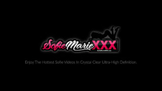 MILFs صوفي ماري وإيما يمارسان الجنس مع بعضهما البعض