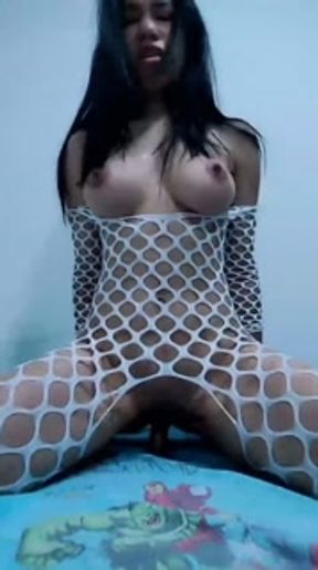 Solita y aburrida en casa