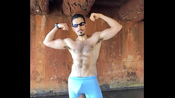 Tomei banho no rio e fiquei de pau duro