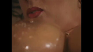 Tâțele mari ale lui Carmen Herzog și Gina Colany sar în frenezia intensă a unui gangbang anal