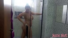 Suzie Slut e Akilies Black Tomando Banho - Gr&aacute_tis