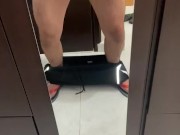 Joven caliente con una gran ereccion de pene