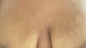 chica se graba tomando una ducha y esta en espera de compania