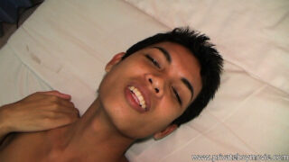 ไม่สวมถุงยางอนามัย, สอดนิ้วเข้าทวารหนัก – เกย์เอเชียผอมบางร่วมเพศทางทวารหนัก