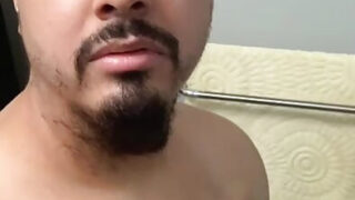 Divertimento fatto in casa in bagno: gay amatoriali con grossi cazzi che si accarezzano i cazzi prima di una scopata intensa e di eiaculazioni