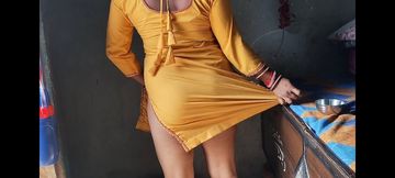 Moka dekh ke bhabhi ko chod diya ghar pe koi nahi toh bhabhi clothes change kar rahi thi to bhabhi ko oil laga ke chod diya