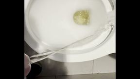 A supermarket piss - Pausa piscio al supermercato!