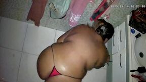 Flagra Camera Escondida Real - Vizinho instala c&acirc_mera no banheiro de sua vizinha enquanto ela se masturba