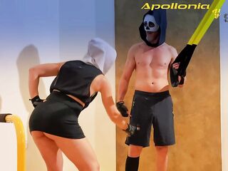Mientras mis manos están ocupadas en las TRX las de ella entran en mis pantalones