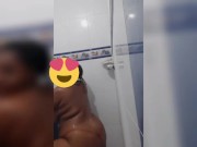 Culo grande en la ducha