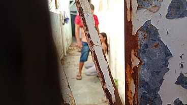 Transei com a sapatão no corredor de casa