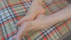 Manuel juega con sus pies