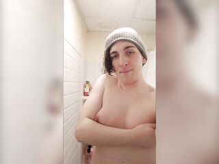 T-girl screws herself in the shower