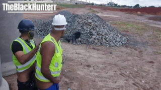 Amatérský černý gay dává horký orální sex bez sedla a pak masturbuje vibrátorem k masivnímu výstřiku v domácím veřejném videu