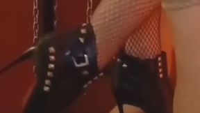 Esclavo atado e indefenso !