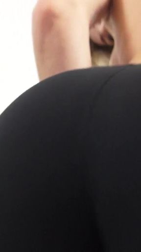 Curvy Ass Shaking and POV Face Sitting in Black Leggins and Shiny Spandex Leggins Bei Big Butt Amazone Amanda.