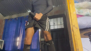 Amatérský mladík sólo s velkým neobřezaným penisem masturbuje v kondomu před masivním výstřikem