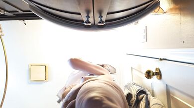 Pussy viewed from underneath a MILF while she get ready