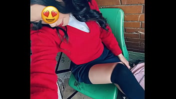 Jovencita se sube la falda