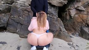 chica con culo enorme tiene sexo al aire libre en la playa!